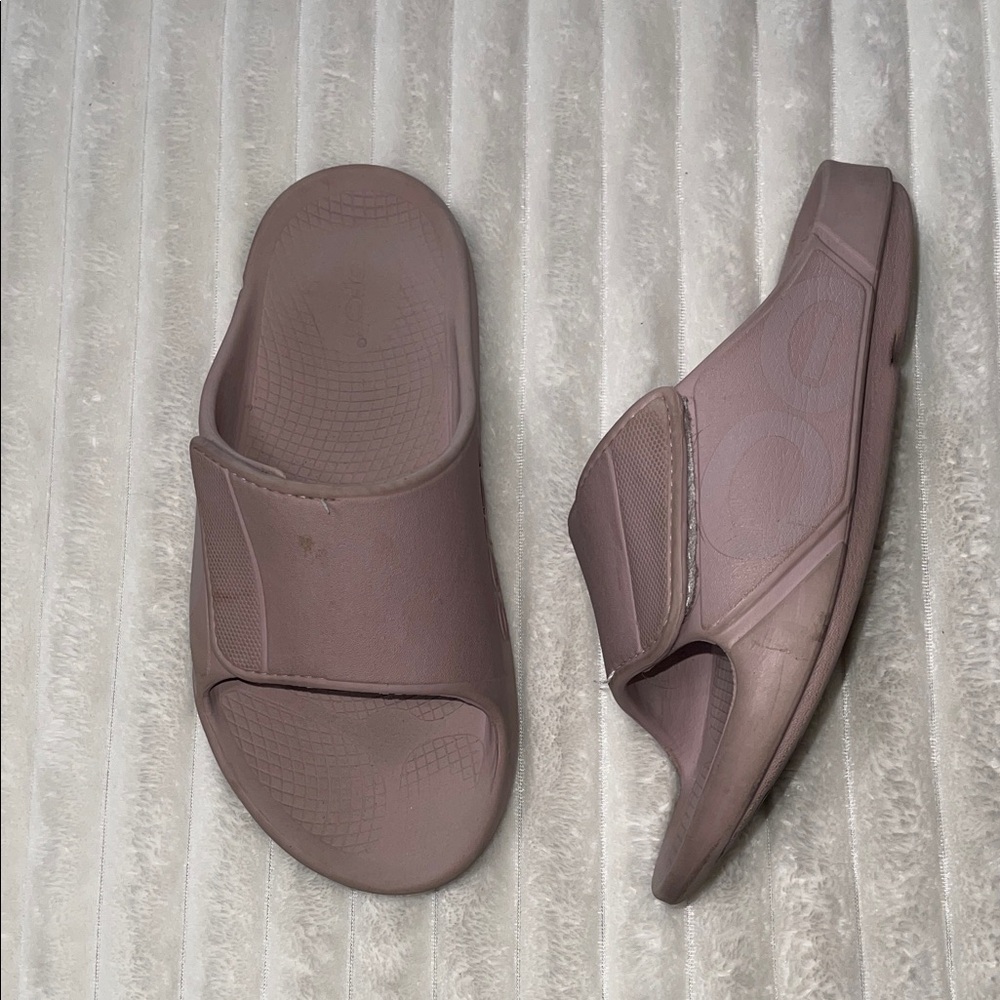 Oofos Mauve Slide Sandals | Size 8